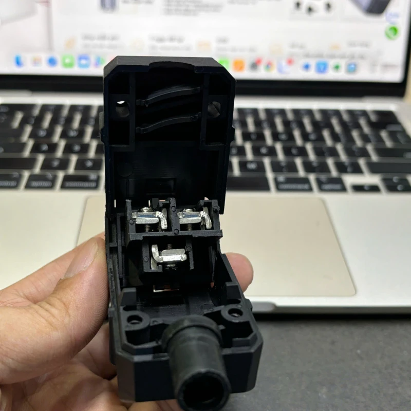 Phích cắm nguồn IEC C20 4