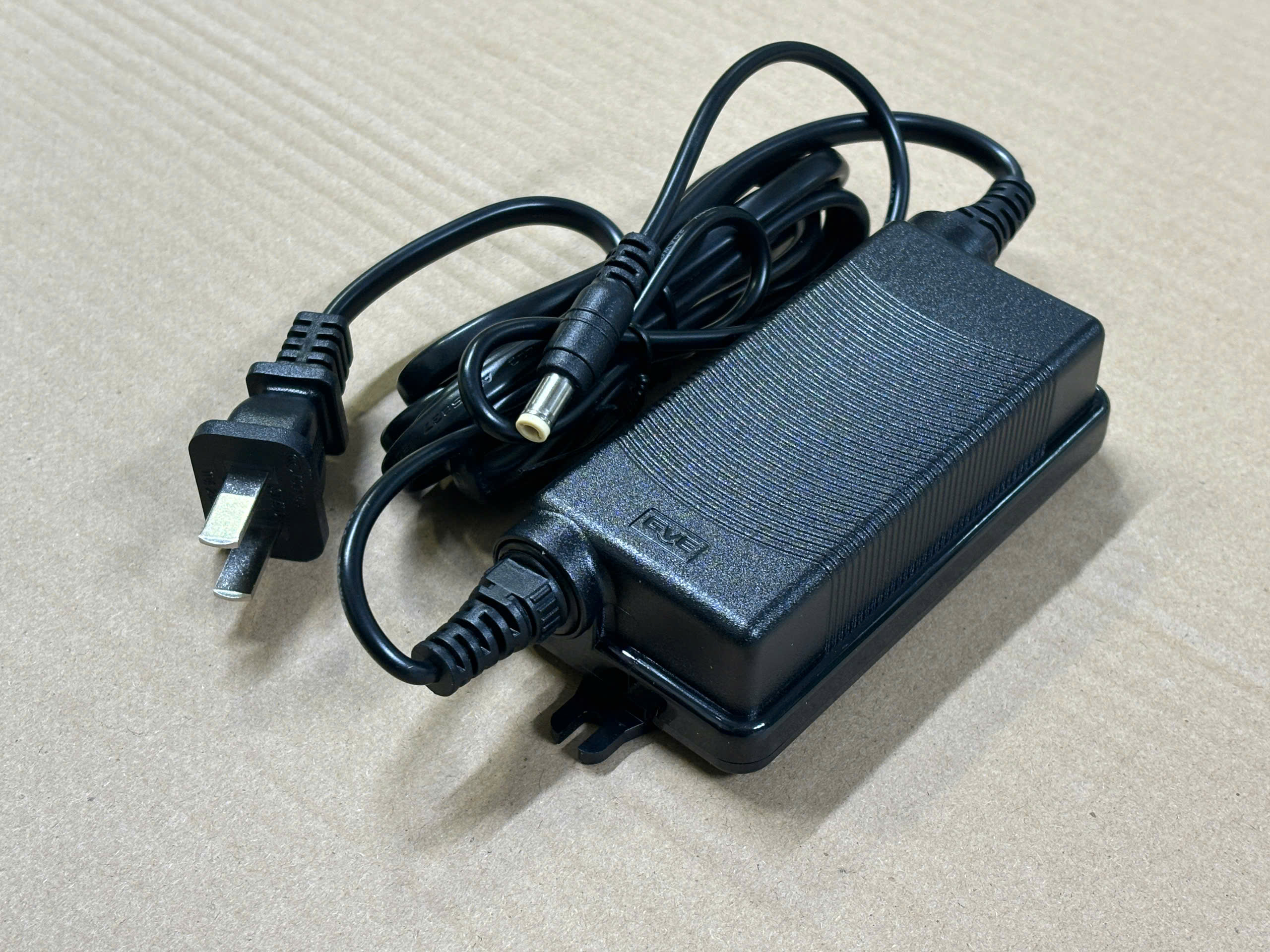 Nguồn DC 24V-3A GVE GM66-240300-D chân cắm DC 5.5x2.5mm, cáp dài tổng 2.1m Nguồn DC 24V-3A GVE GM66-240300-D chân cắm DC 5.5x2.5mm, cáp dài tổng 2.1m