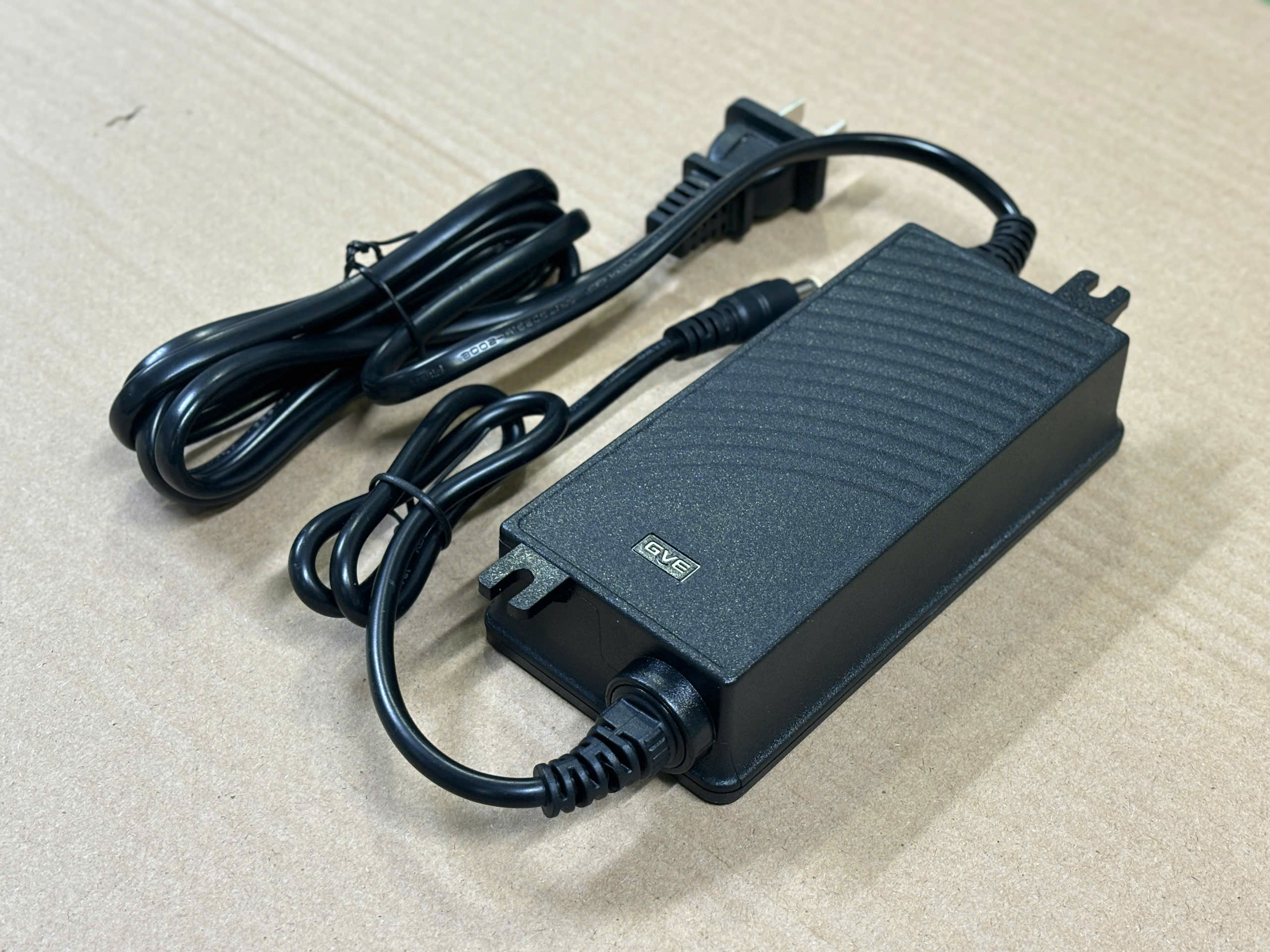 Nguồn DC 24V-4A GVE GM96-240400-D chân DC 5.5x2.5mm, cáp dài tổng 2.1m Nguồn DC 24V-4A GVE GM96-240400-D chân DC 5.5x2.5mm, cáp dài tổng 2.1m